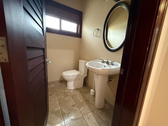 Building Photo - 466 Portlock Rd