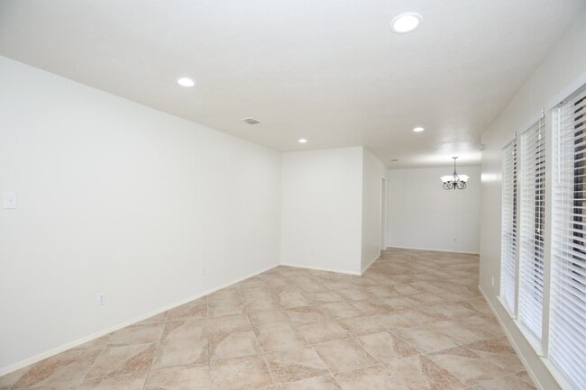 Building Photo - 3003 Planters St