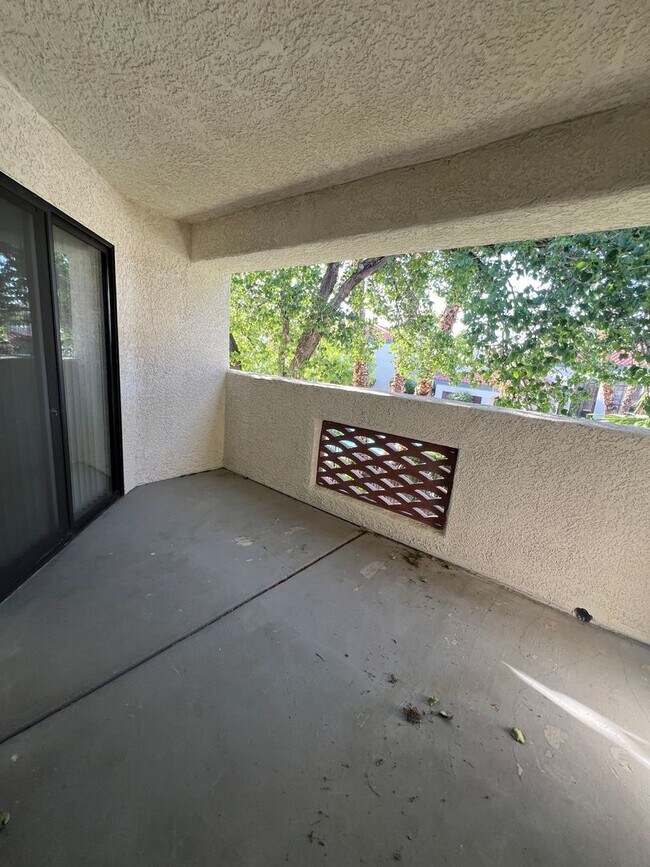 Building Photo - Newly Renovated Enclaves Condo!