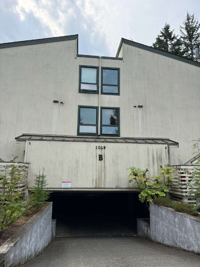 Building Photo - Fully Remodeled Bellevue Condo Available Now!