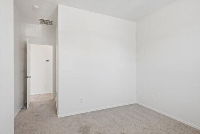 Building Photo - 5654 E Butte St