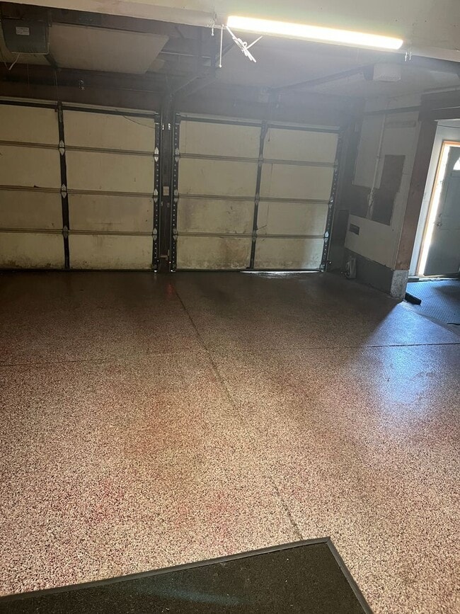 Building Photo - Beautifully Renovated 4bd 3bth Home Move I...