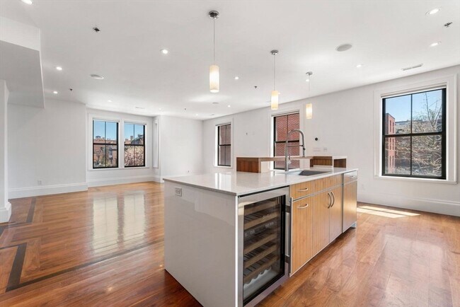 Building Photo - 32 Rutland St