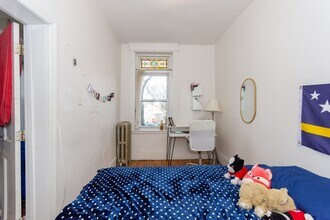 Building Photo - Great BU two bedroom, high ceilings, great living room