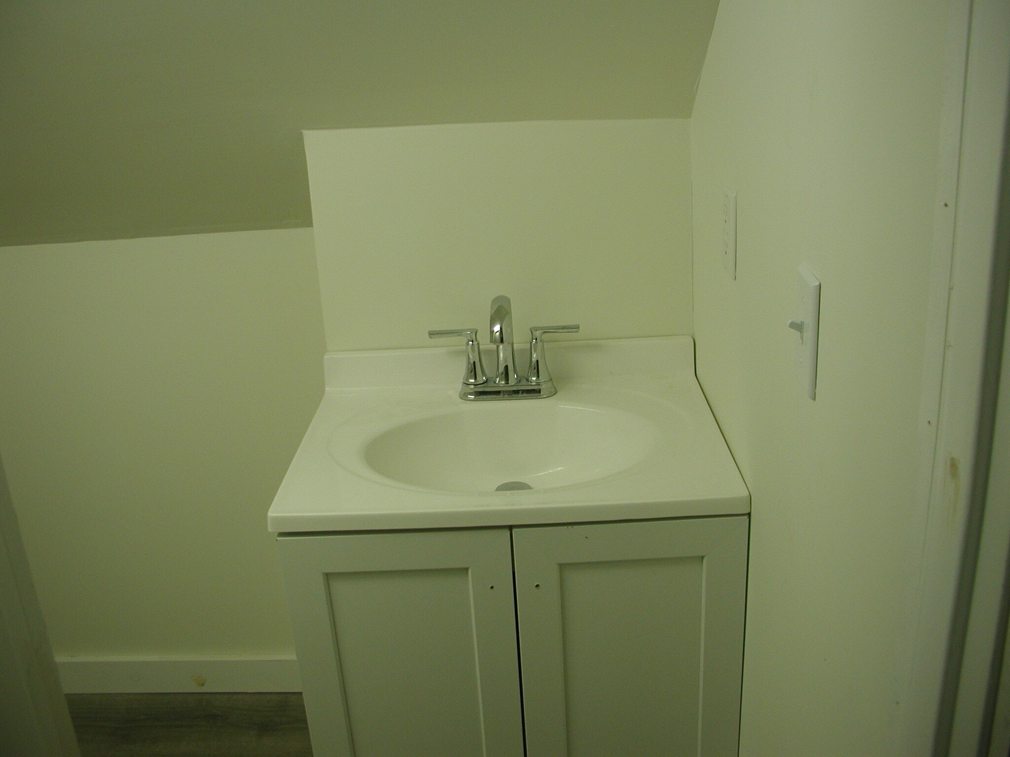Upper level bathroom - 241 E Ronning Ave