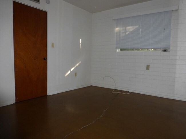 Building Photo - 1200 S Farmer Ave