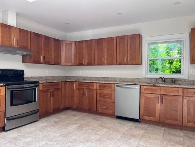 Building Photo - Large 4 bedroom, 2 1/2 bath home for rent in Ravena, NY on Rt 9W