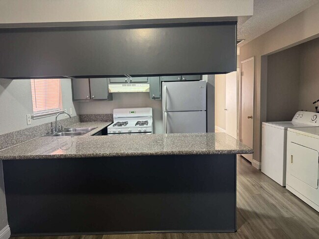 Building Photo - Spacious 2 Bed, 2 Bath Unit – Great Location!