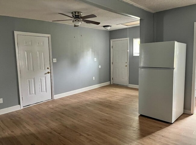 Building Photo - Cozy 2bd/1bath with Big Yard