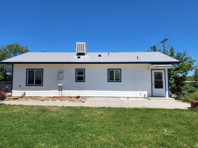 Building Photo - 16902 Hickman Ln