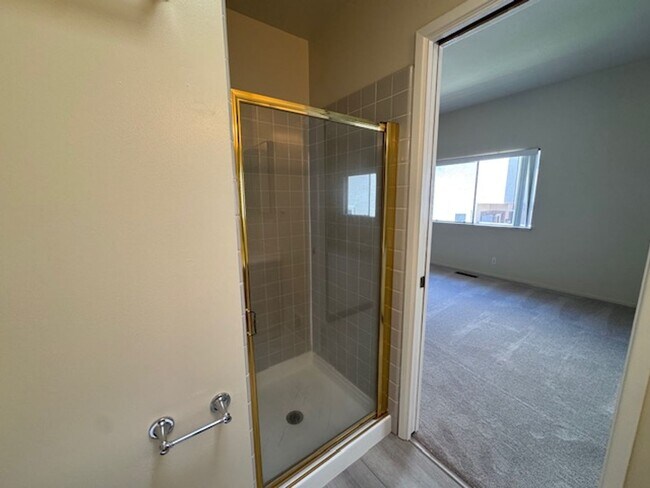 Building Photo - Nicely updated 3 bedroom, 2 bath 2 story t...