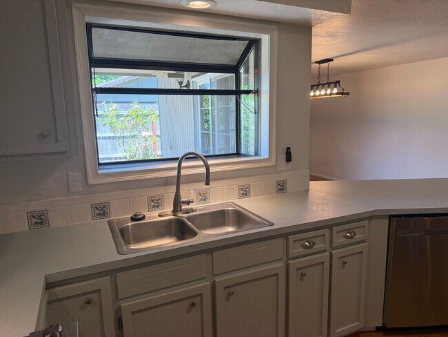 Building Photo - Updated 3-bedroom, 2-bathroom house in desirable Thurston neighborhood!