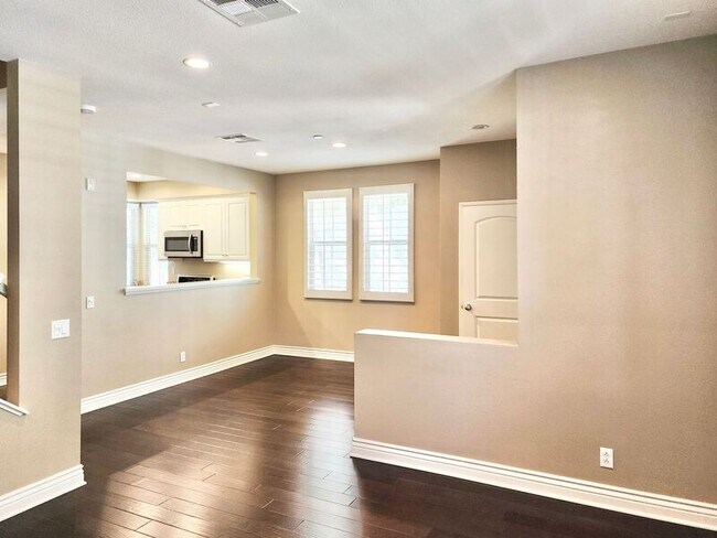 Building Photo - 112 Hedge Bloom