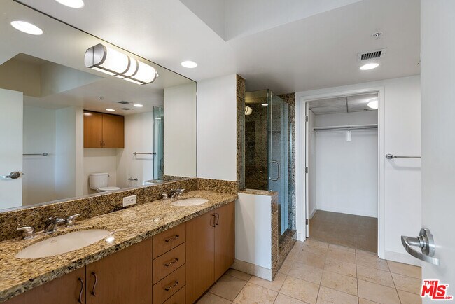 Building Photo - 13700 Marina Pointe Dr