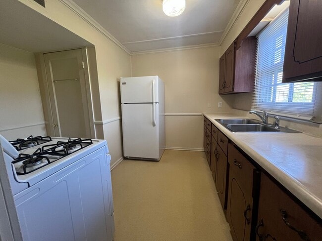 Building Photo - Sit Back, Relax. Your New home Awaits.