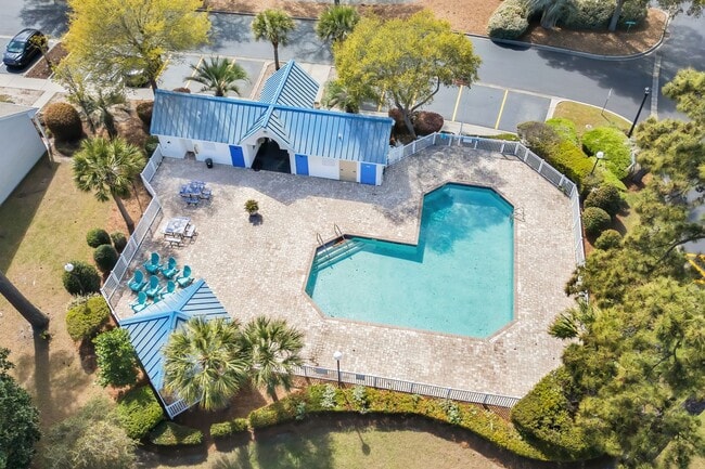 Building Photo - Charming Townhome with Water Views near The Market Common!