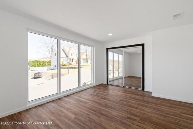 Building Photo - 203 Red Oak Dr