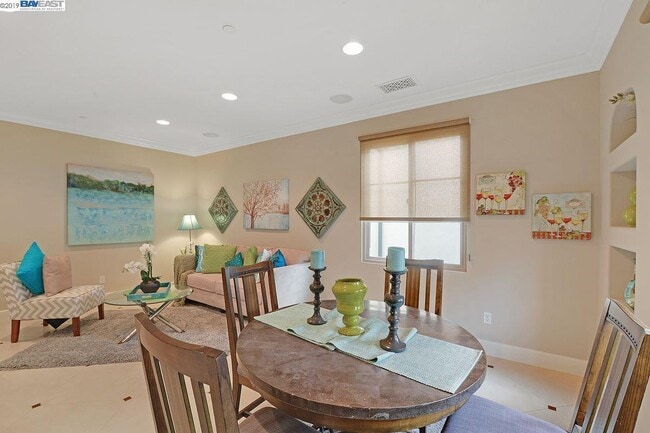 Building Photo - 549 Ficus Terrace