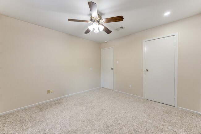 Building Photo - 2114 River Village Dr