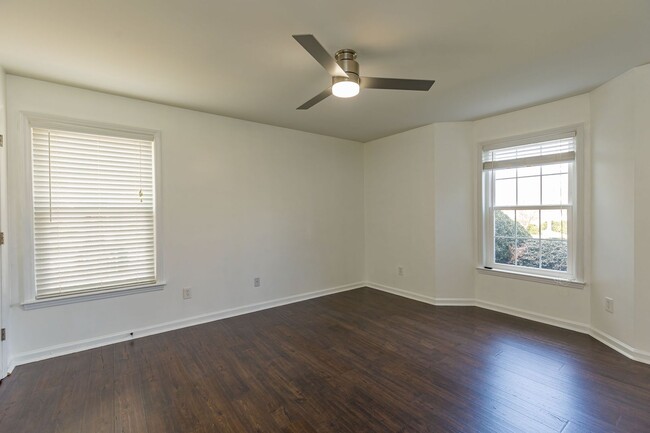 Building Photo - Gorgeous modern Main Level 2 bedroom 2 bat...