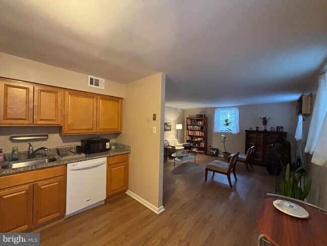 Building Photo - 200 W Evergreen Ave