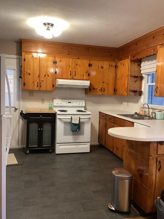 Building Photo - Roomy Updated Home in Established Neighbor...