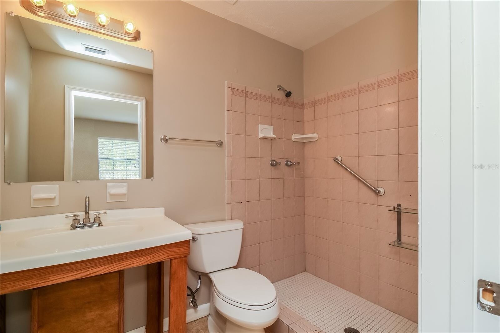 Building Photo - 804 Greenbriar Dr