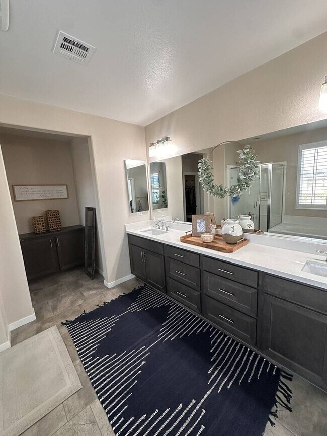 Building Photo - Stylish 4BR/3BA Home in Rosetta Canyon wit...