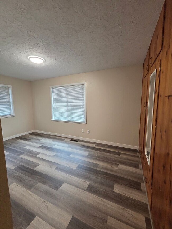 Building Photo - Orchards Home with a View