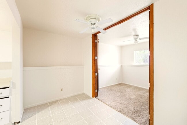 Building Photo - Available Immediately! 3 Bed 1 Bath in Denver