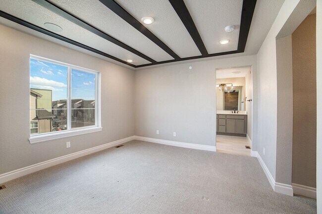 Building Photo - Like New end-unit Townhome at Victory Ridge!