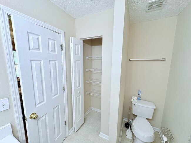 Building Photo - 504 Kingsman Ln