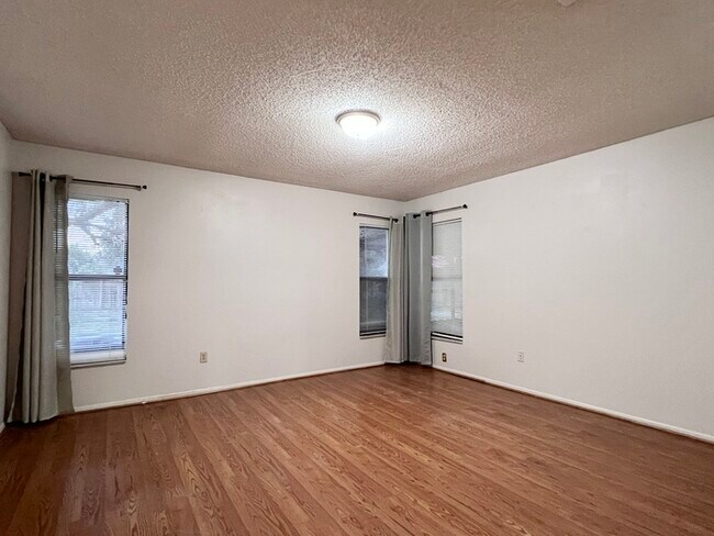 Building Photo - Spacious 3 bedroom 2 bath 2 car garage hom...