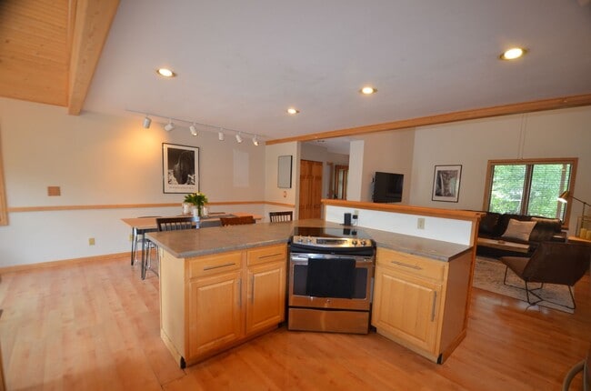 Building Photo - Extended Winter Rental!  Beautiful 3bed/2 ...