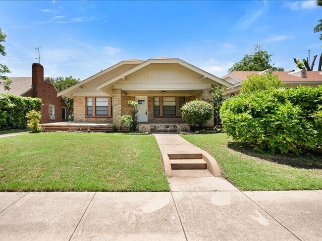 Building Photo - Recently Renovated Fort Worth Charmer