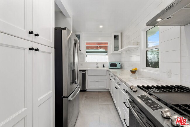 Building Photo - 8474 Oakwood Ave