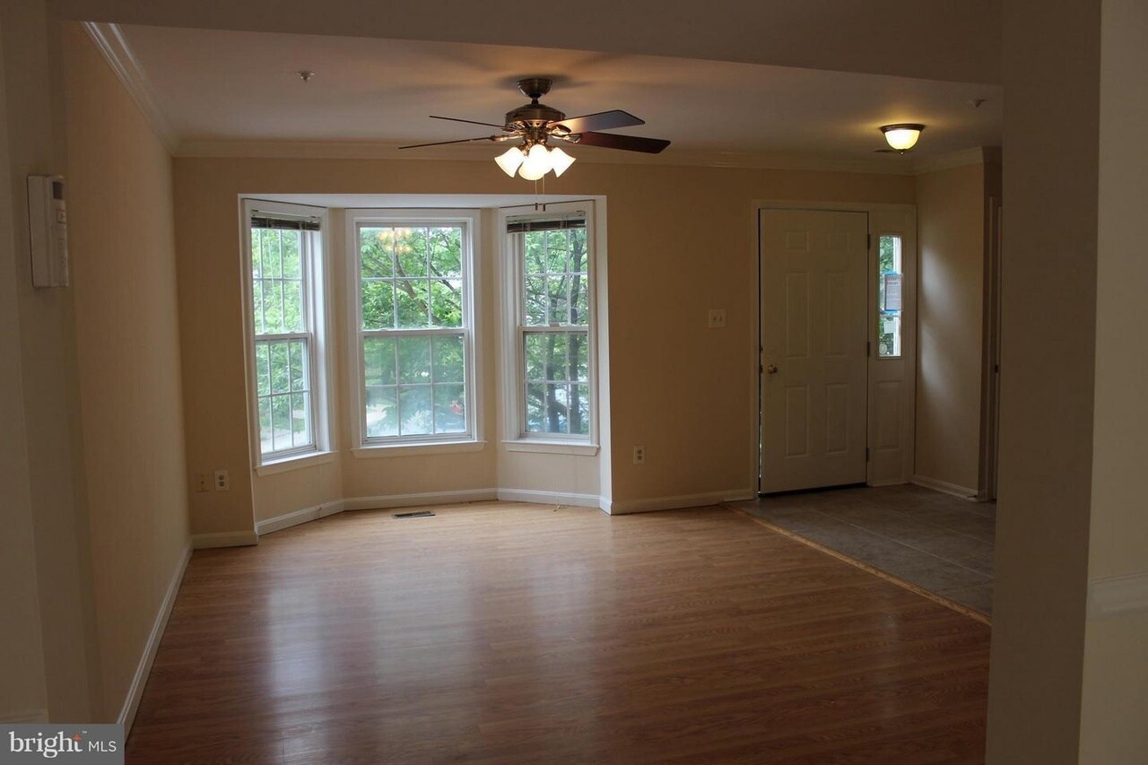livingroom - 521 Primus Ct