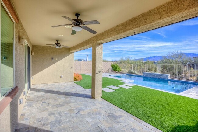Building Photo - Very Special Oro Valley Home with Pool and Mountain Views!