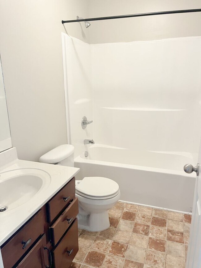 Building Photo - 3 Bedroom 2.5 Bath home in well established neighborhood!