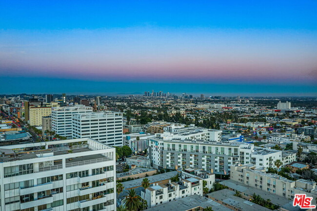 Building Photo - 7135 Hollywood Blvd