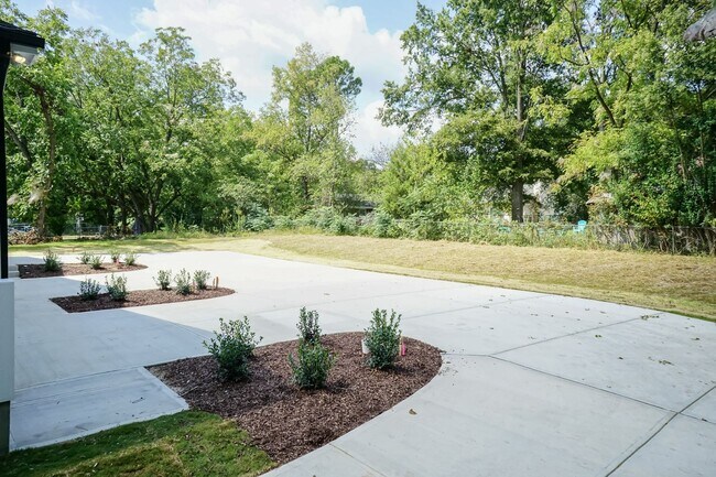 Building Photo - Four Bedroom Home