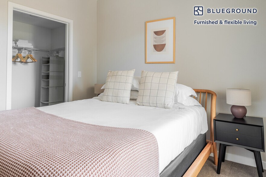 Building Photo - 3560 Rambla Pl