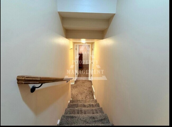 Building Photo - Beautiful Millcreek Home!