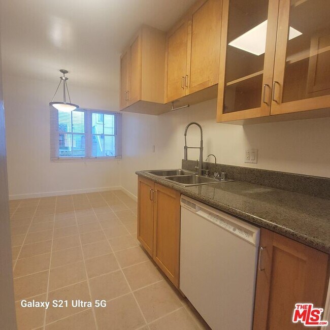 Building Photo - 304 S Reeves Dr