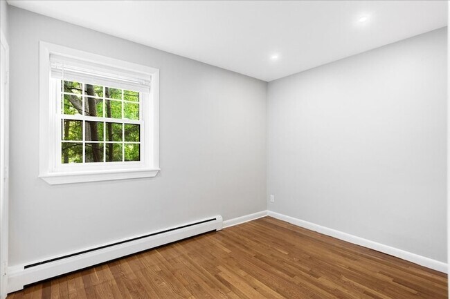 Building Photo - 11 Schubert St