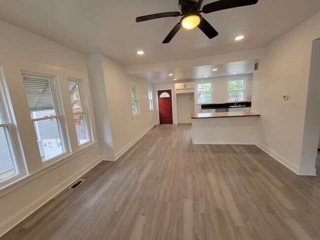 Building Photo - Gorgeous 5 bed 3.5 Bath in Madisonville!!