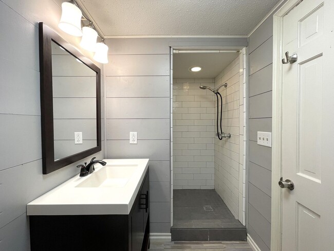 Building Photo - 6317 N Warren Ave