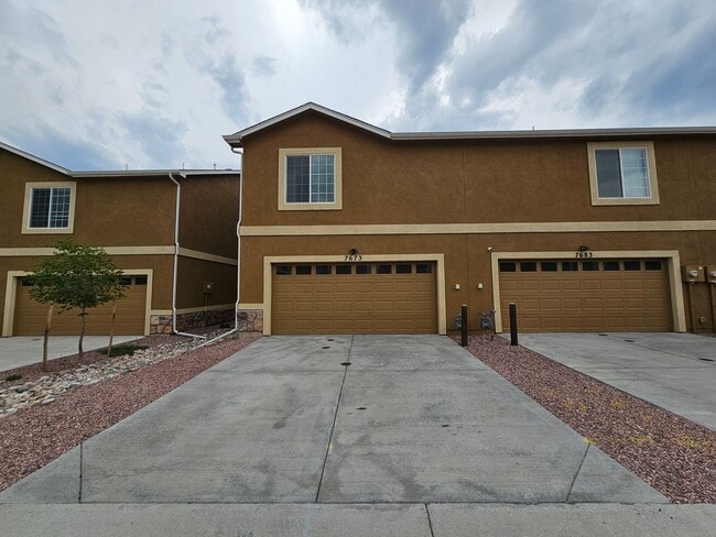 Building Photo - 3 bed-3 bath Townhome with AC!!!