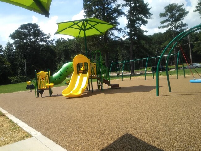 Building Photo - 2884 Meadowview Dr SE