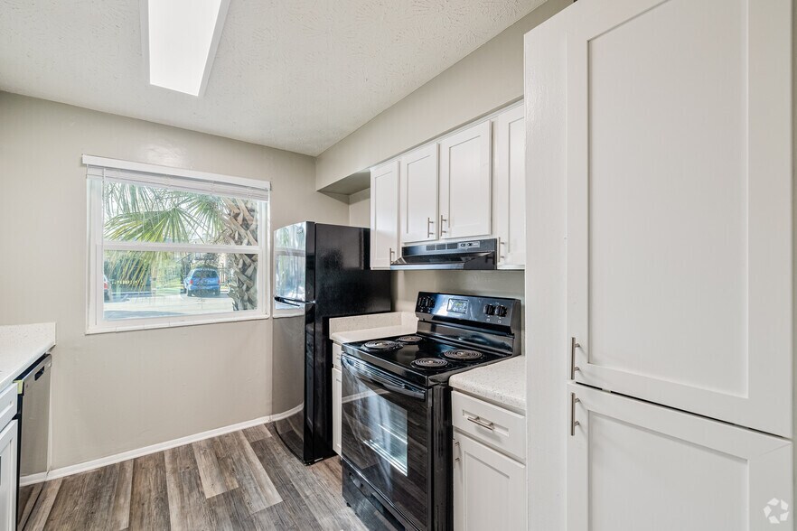 2BR, 2BA - 1135SF- Kitchen - Eastwood Oaks